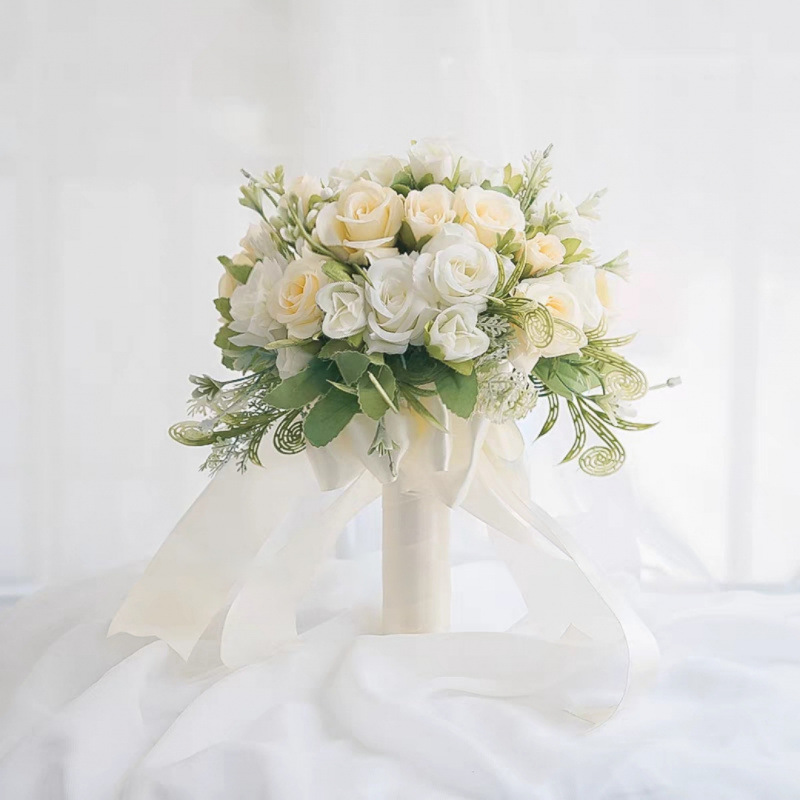 手に花を持つ新婦の韓国式結婚式の領収書のシミュレーションの花束の森系のウェディングドレスの撮影の道具の手に花をささげます。|undefined