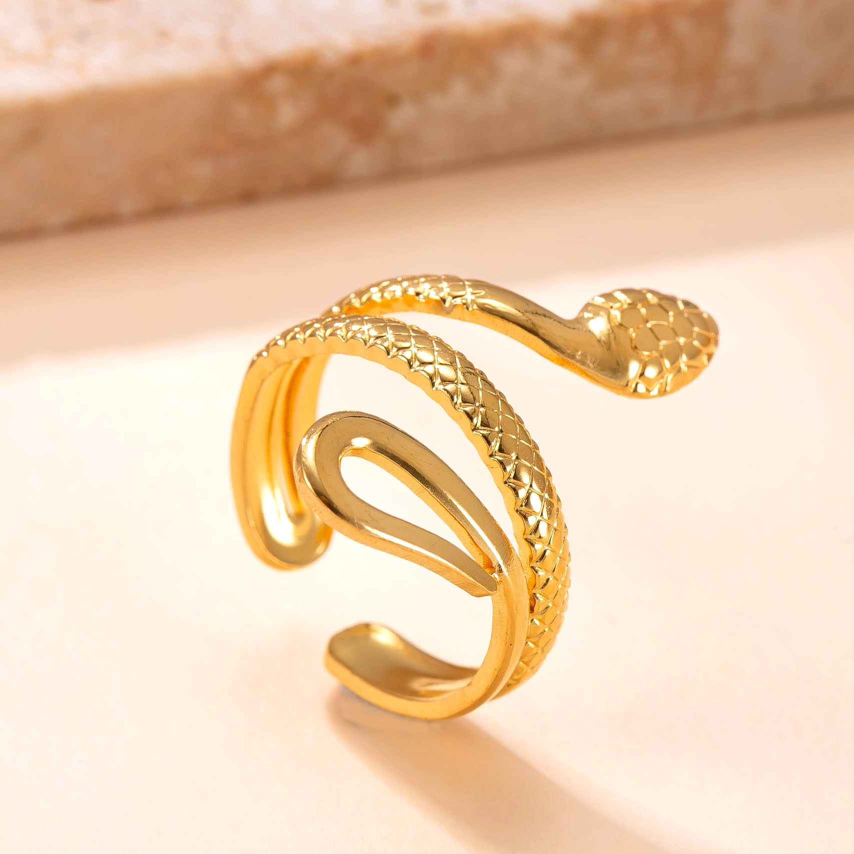 Anillo de acero inoxidable europeo y americano Moda femenina Anillo de estrella de mar hidráulico geométrico Chapado en oro de 18 quilates Anillo de amor Joyas de acero de titanio