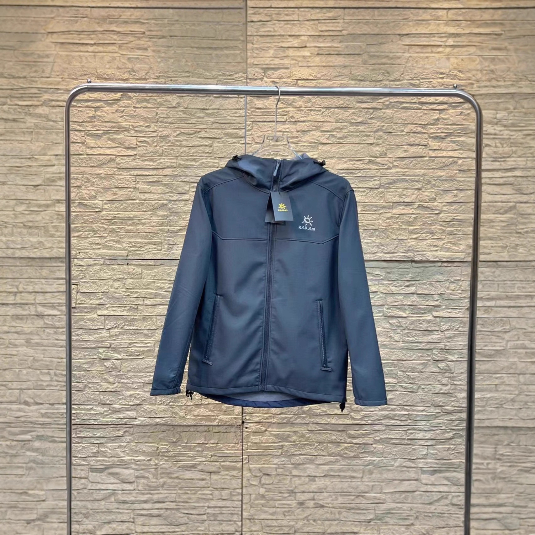 Veste softshell décontractée à capuche brodée Kaila Home 25ss de haute qualité, assortie pour couple, idéale pour le printemps._voghion.com