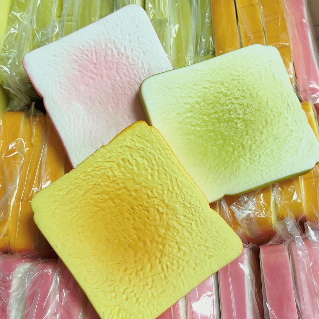 무작위 1가지 색상의 촉촉하고 부드러운 토스트 느린 리바운드