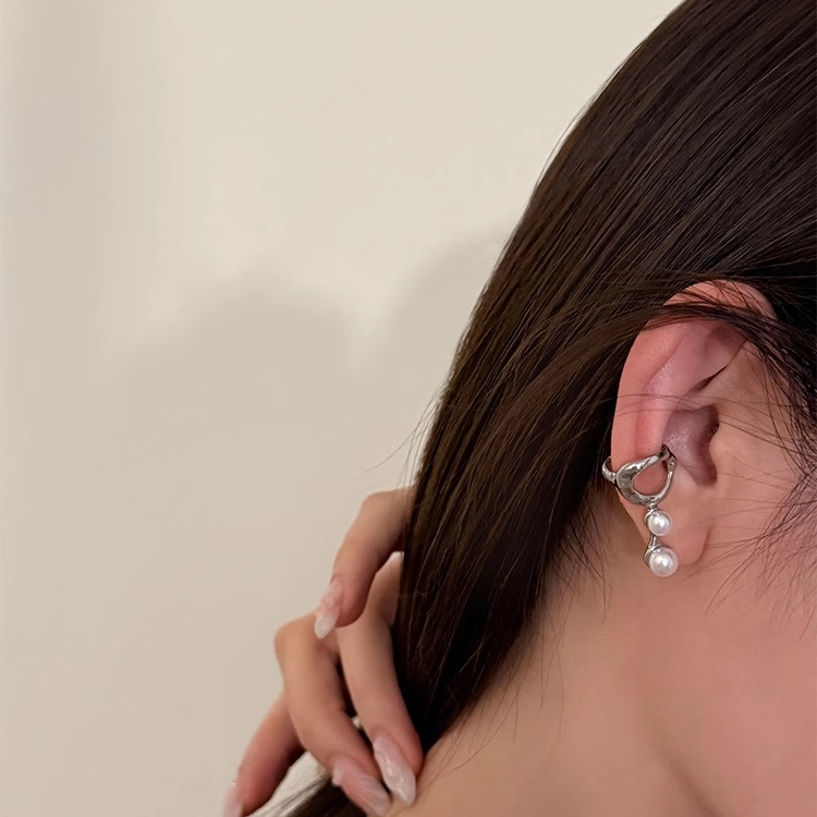 Los nuevos pendientes de perlas de agua dulce de Corea del Sur, pendientes mate minimalistas de metal, temperamento de moda, clips de pelo corto simples y versátiles