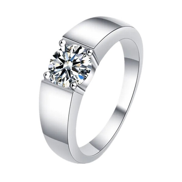 Wedding ring with zircon