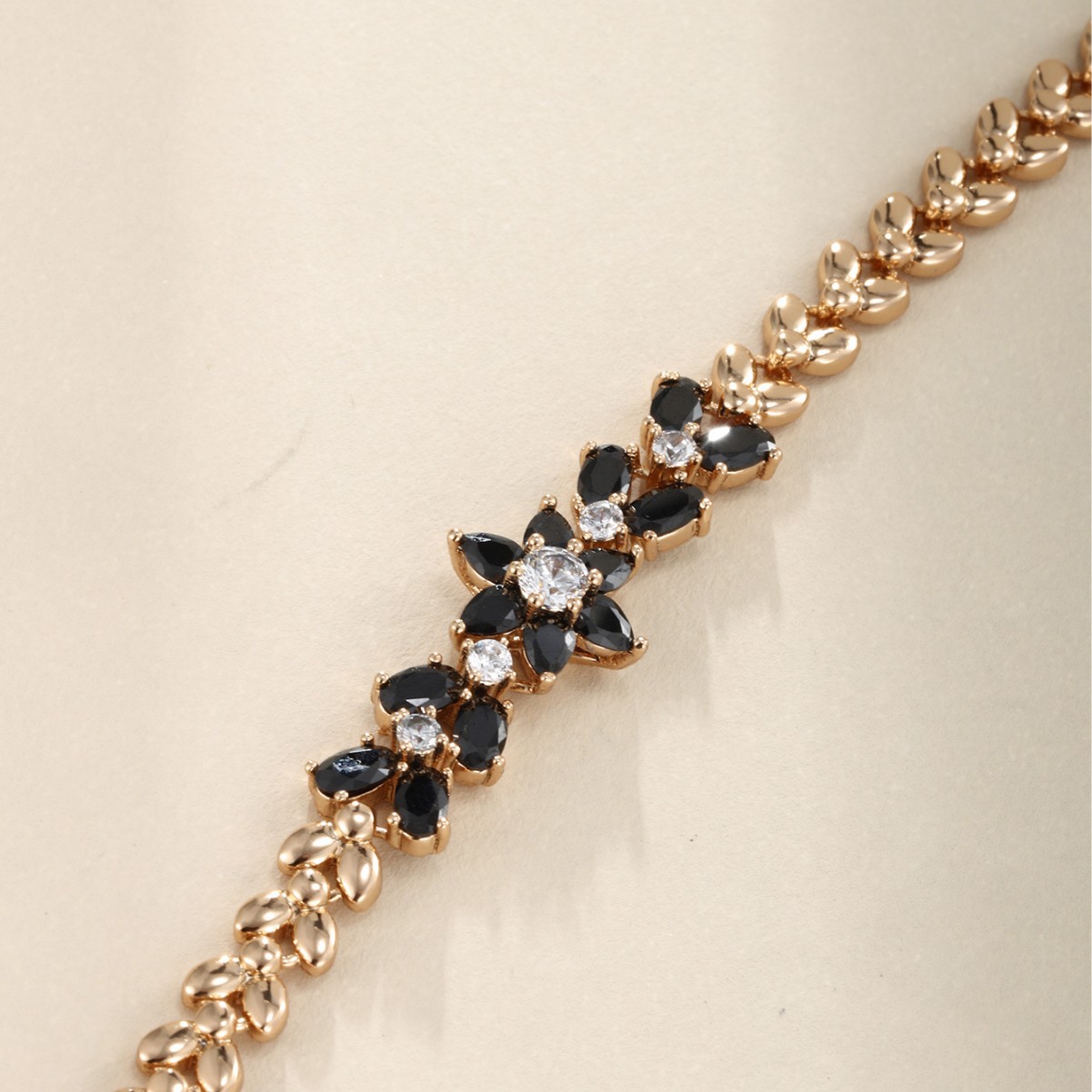 Xuping Cross-border nueva moda aleación de cobre chapado en oro flor pulsera mujer piedra preciosa artificial negra joyería de personalidad europea y americana