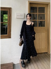 赫本风中长款碎花吊带连衣裙长袖毛衣外套女秋季2025新款时尚套装