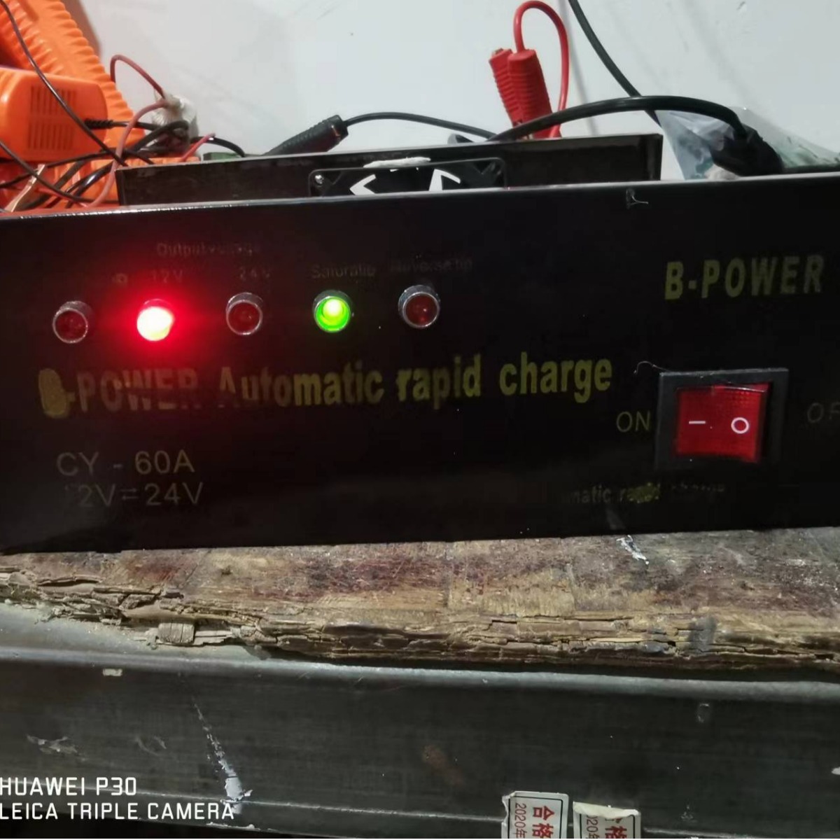 供应跨境大功率12v24V智能充电机 厂家现货汽车货车大功率充电机