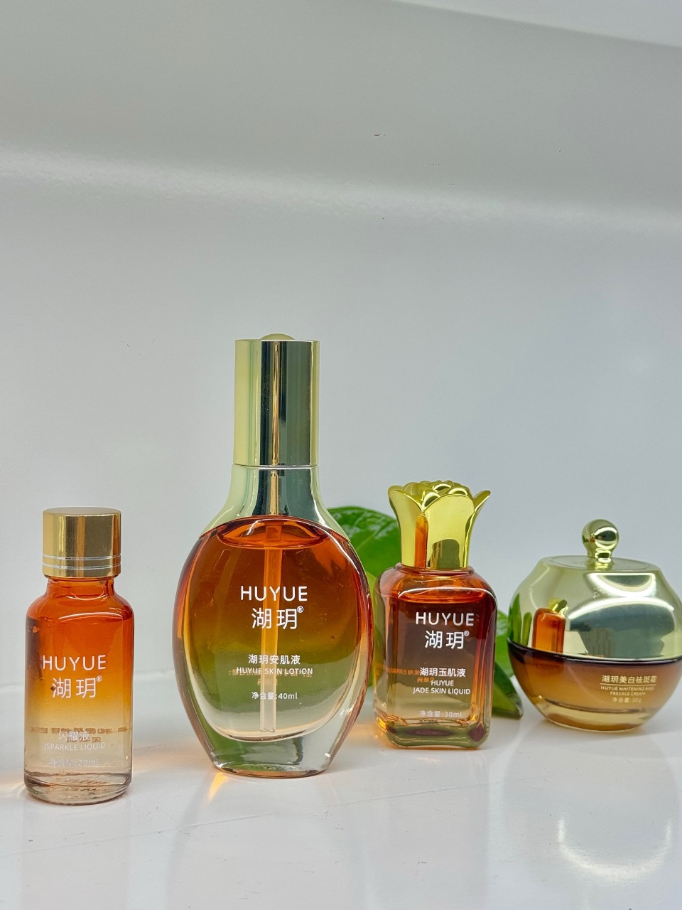 Jade skin essence + sparkling essence + skin soothing essence + freckle cream four-piece set