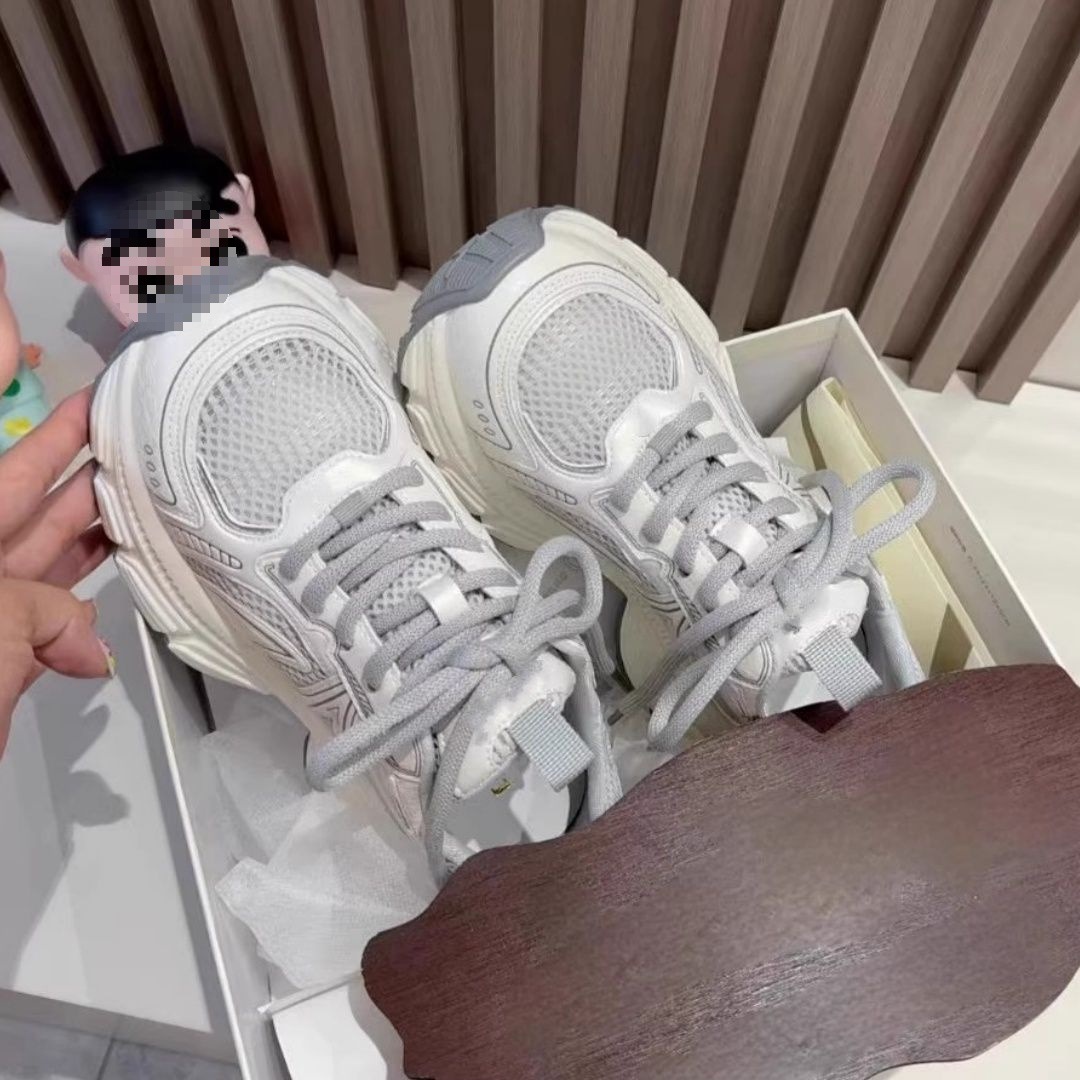 Explosión de verano ultra ligero mostrando pies pequeños zapatos de padre grueso para mujeres 2025 nuevos productos de malla transpirable zapatos deportivos cómodos para mujeres