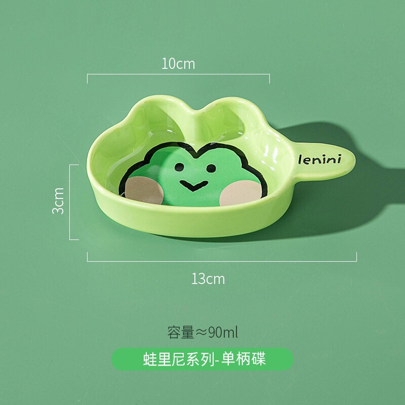 ブラウン熊はハンドル付きの陶磁器焙煎チーズグラタンを持っています。|undefined
