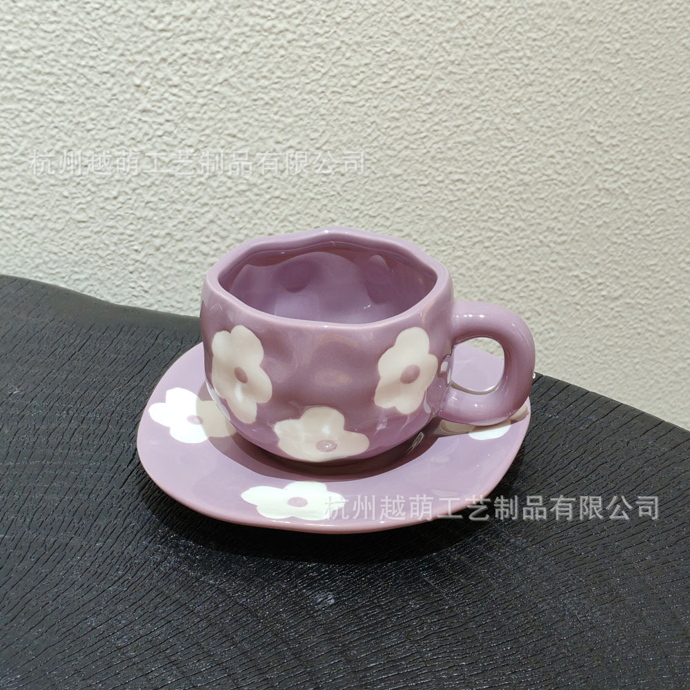 Taza de café de cerámica navideña irregular, linda taza con diseño de flores y corazones pintados a mano, juego de taza y platillo para té de la tarde