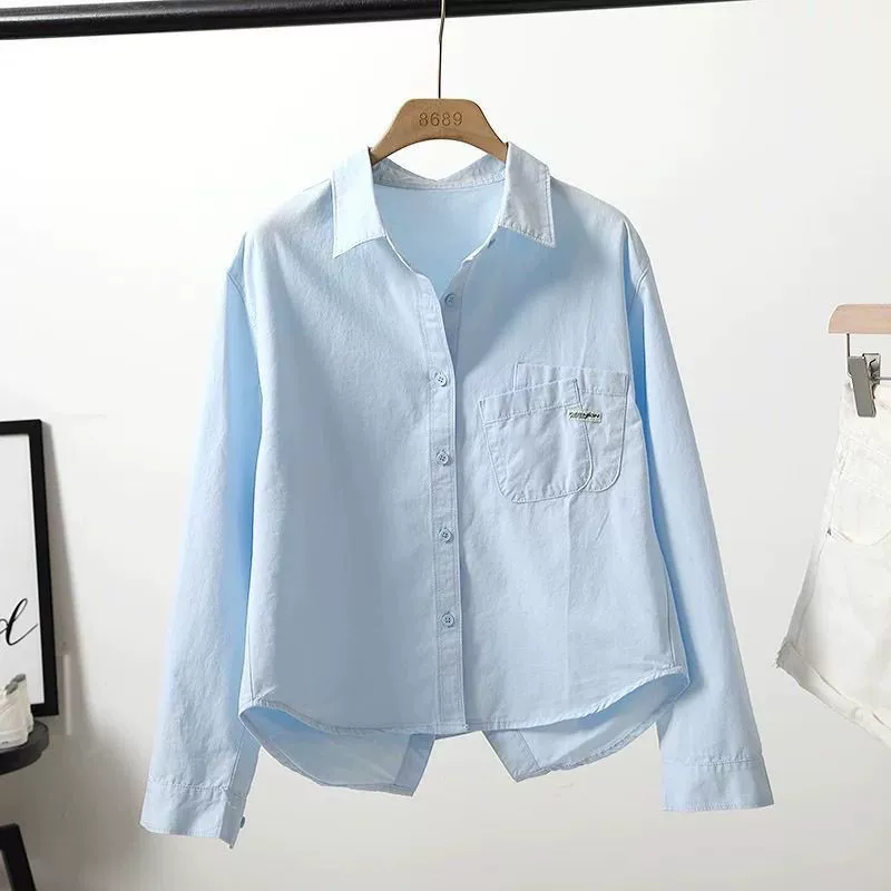 Светло-голубые брюки с карманами и клапанами, короткая хлопковая рубашка с разрезом сзади для женщин, осень 2025, новый корейский стиль, повседневная верхняя одежда, тренд