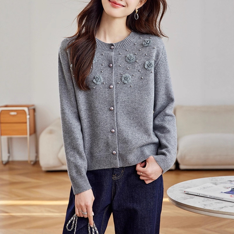 2025 New Autum Cardigan Sweater Women's Short Petite Beaded Knitted Jacket Beautiful Top 2025 New Autum Cardigan Sweater Women's Short Petite Beaded Knitted Jacket Beautiful Top