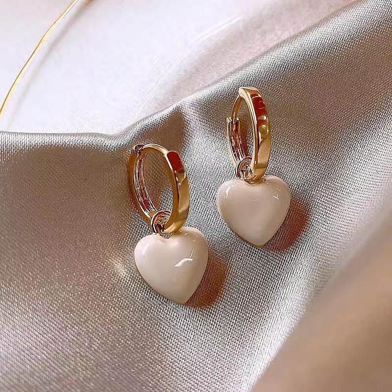 Pendientes de hebilla de oreja de viento frío de moda de celebridades de Internet con corazón de melocotón blanco simple y blanco coreano [Protección del medio ambiente]