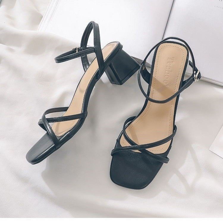 Una palabra con sandalias para mujeres 2026 nuevo tacones gruesos de verano de color sólido no se cansará de los pies de los zapatos de tacones altos franceses