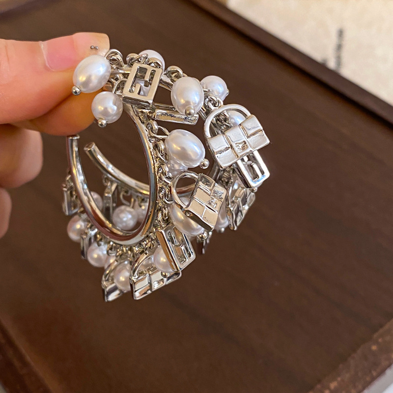 Aguja de plata Bolso en forma de C exagerado europeo y americano Pendientes de perlas Pendientes de moda retro Lujo ligero Pendientes de todo fósforo de alta gama Mujeres