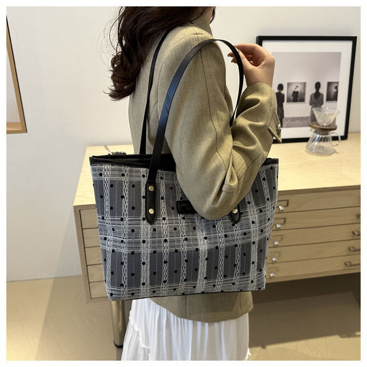 Fashionable large-capacity tote bag for women, new autumn 2024 collection, casual retro single-shoulder bag, commuter handbag, cross-border bag undefined