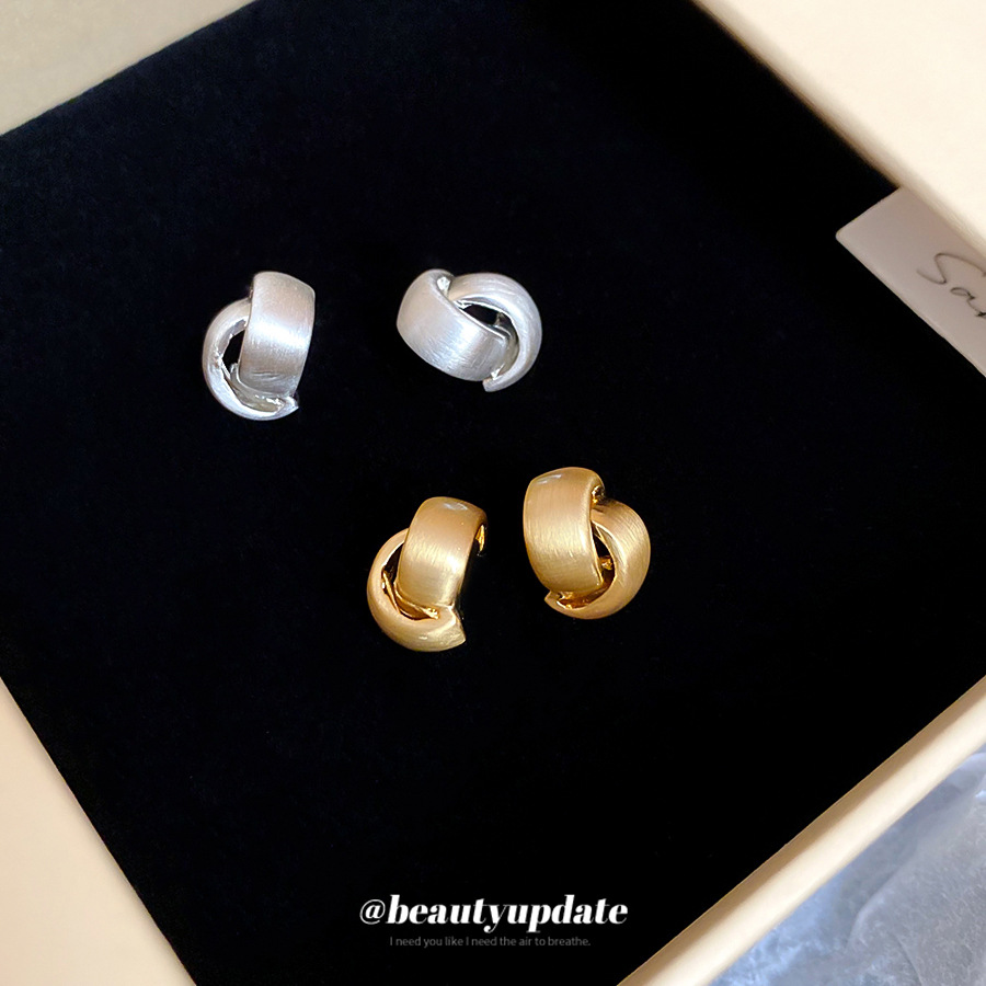 Pendientes en forma de C de metal cepillado irregular con aguja de plata Pendientes de estilo frío de Europa y América Pendientes de lujo ligero de alta calidad