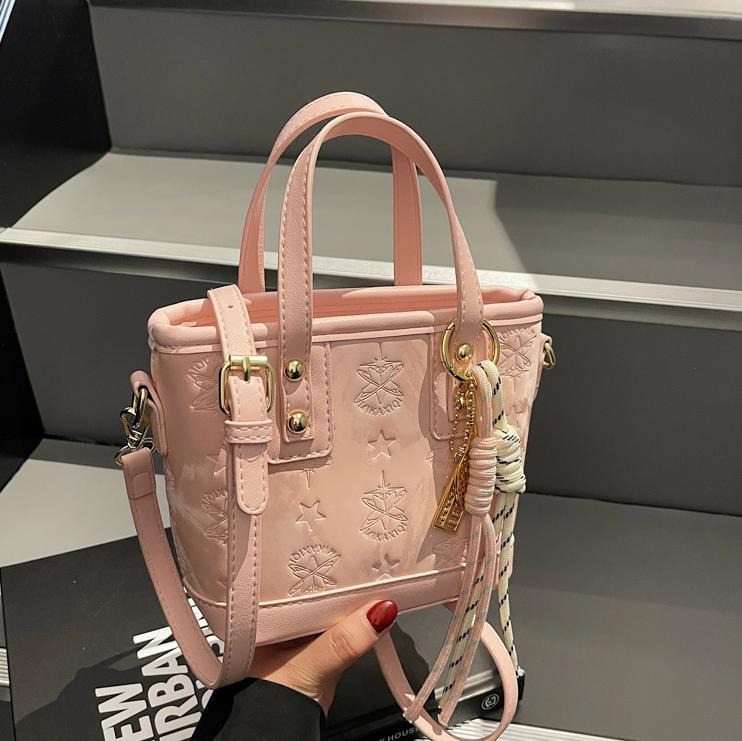 Bolso de mano popular, dama 2025, nuevo estilo de moda, bolso de hombro de color, bolso de cubo de alta calidad.