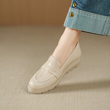 2025年秋季新款圆头单鞋厚底坡跟套脚羊皮舒适一脚蹬女鞋