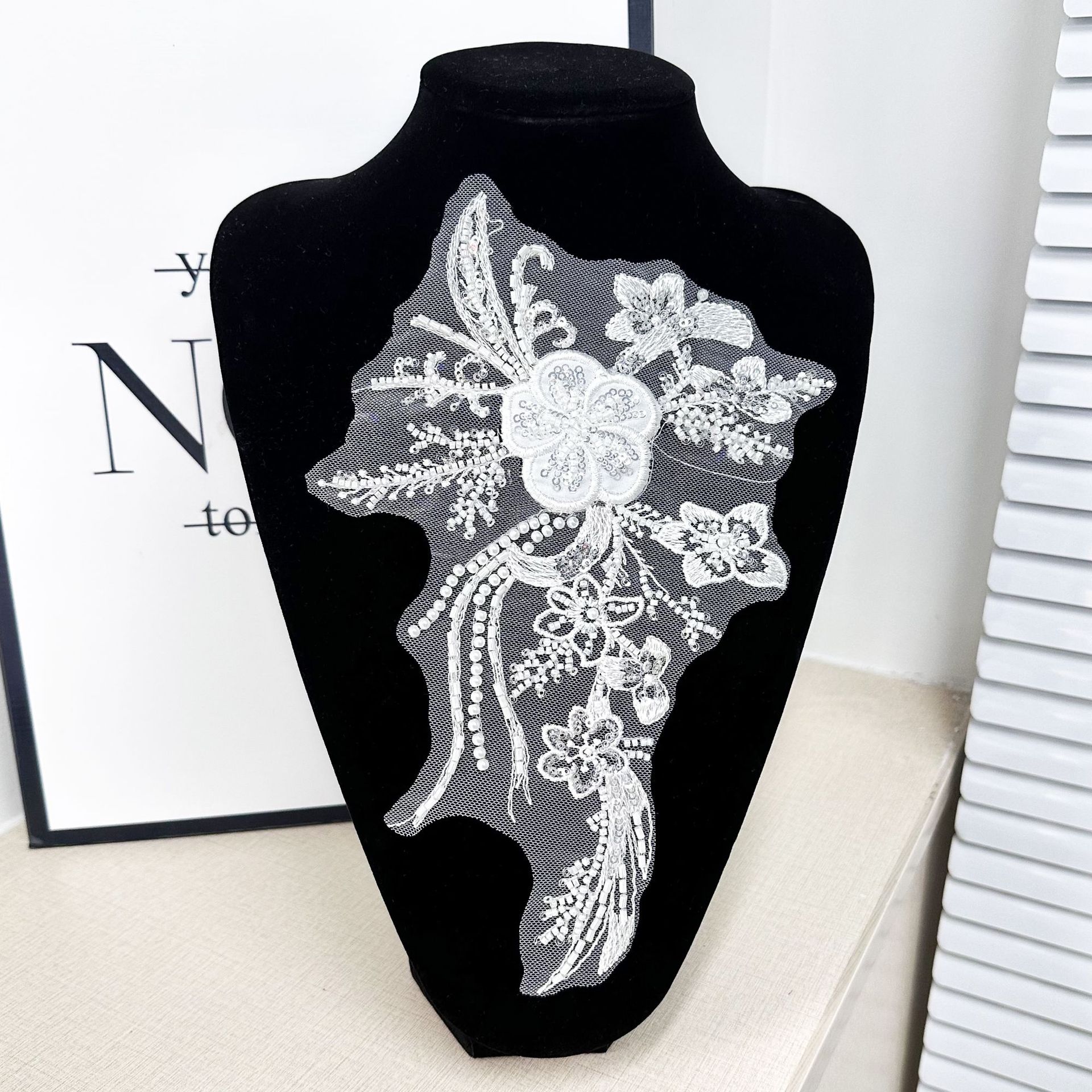 Venta directa de fábrica de encaje exquisito bordado de flores pegatinas de tela moda accesorios de ropa al por mayor image 2