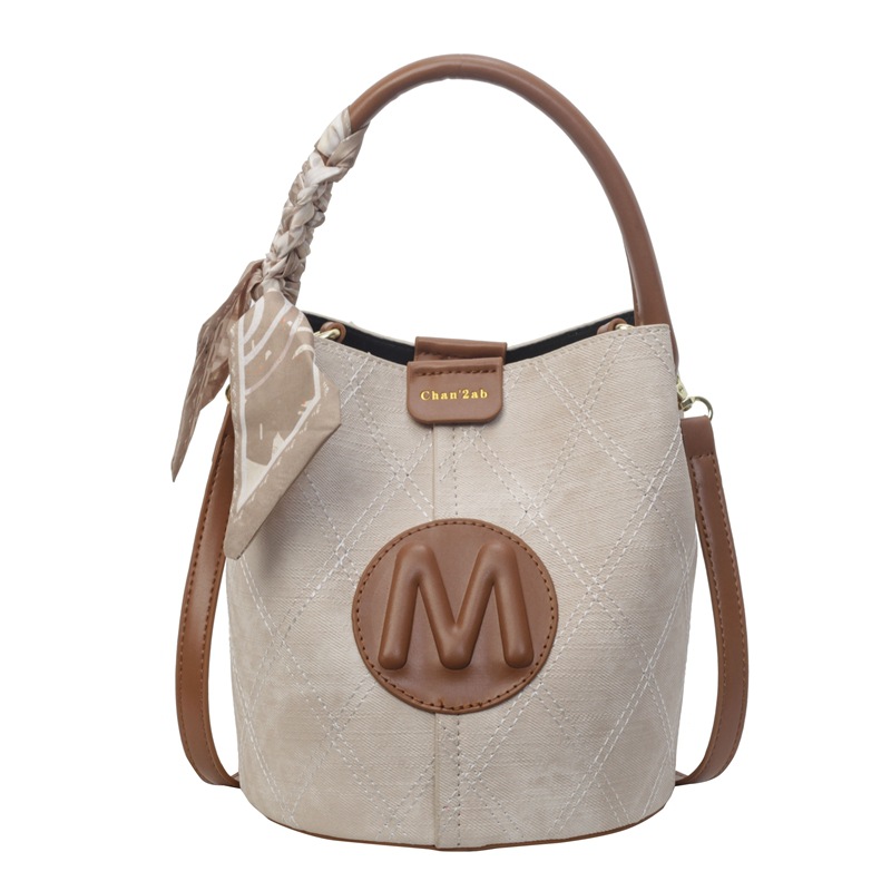 Bolso de mano popular de este año, dama, primavera y verano, 2026 nuevo bolso de cubo de vaquín universal, nicho de textura, mochila