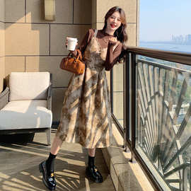 成套搭配连衣裙女春2025新款法式显瘦气质设计感印花背带裙两件套