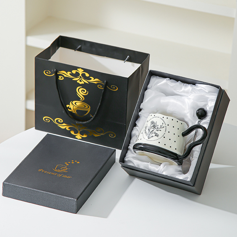 Tazas de cerámica de alto valor nominal tazas de café tazas de leche de alto nivel de sensación de taza de agua casera regalos de mano al por mayor