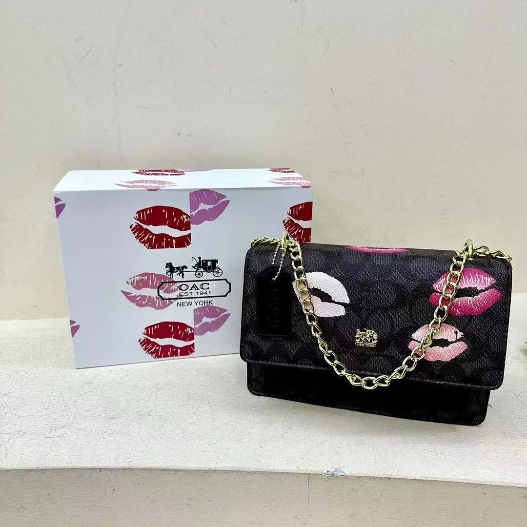 Venta al por mayor transfronteriza 2024 otoño e invierno comercio exterior nueva cadena de color empalme bolsa cuadrada pequeña tendencia de impresión de labios bags pequeños