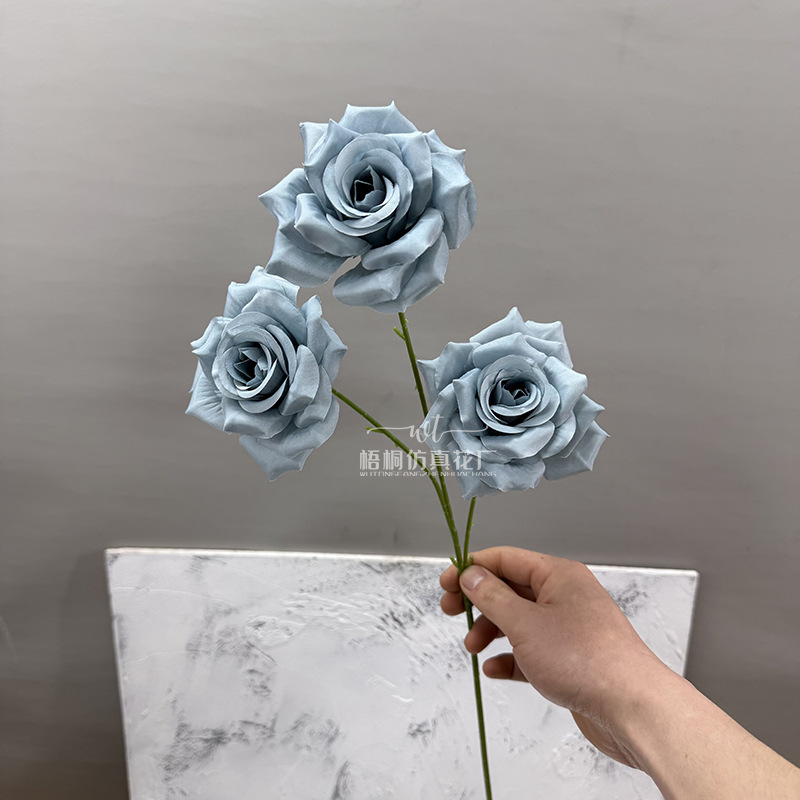3-head curled diamond rose—haze blue