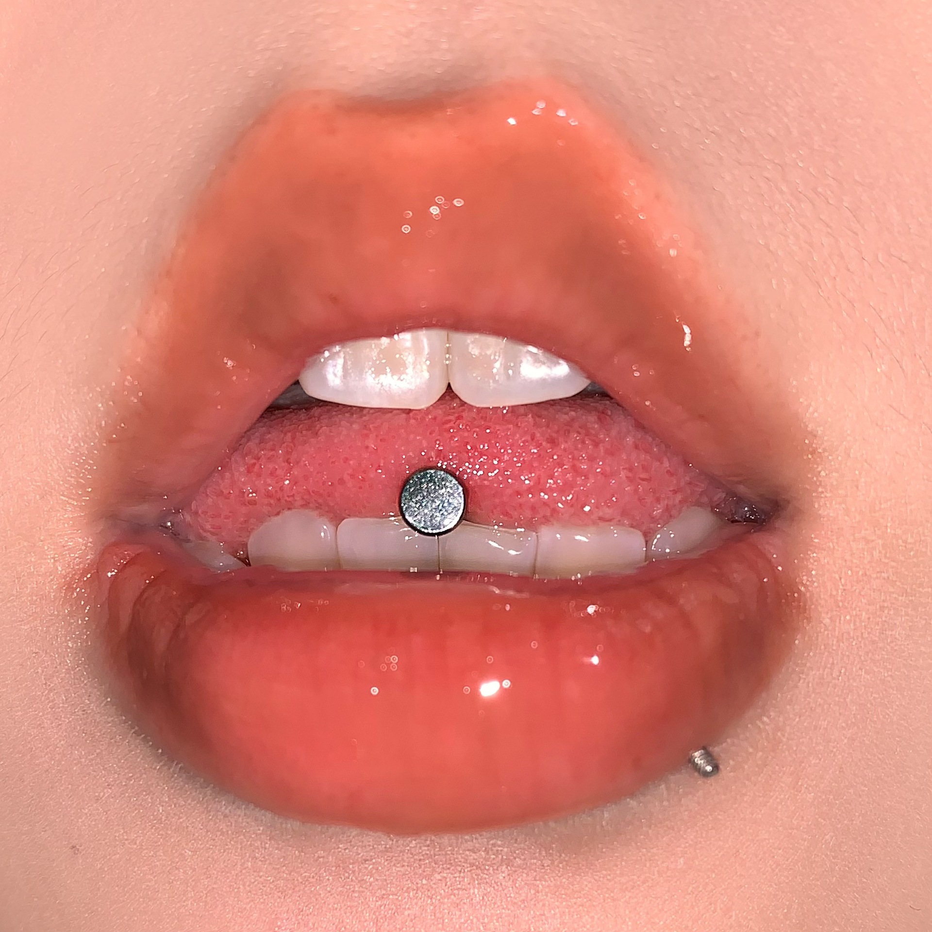 Silver pointed spike labret stud material detail