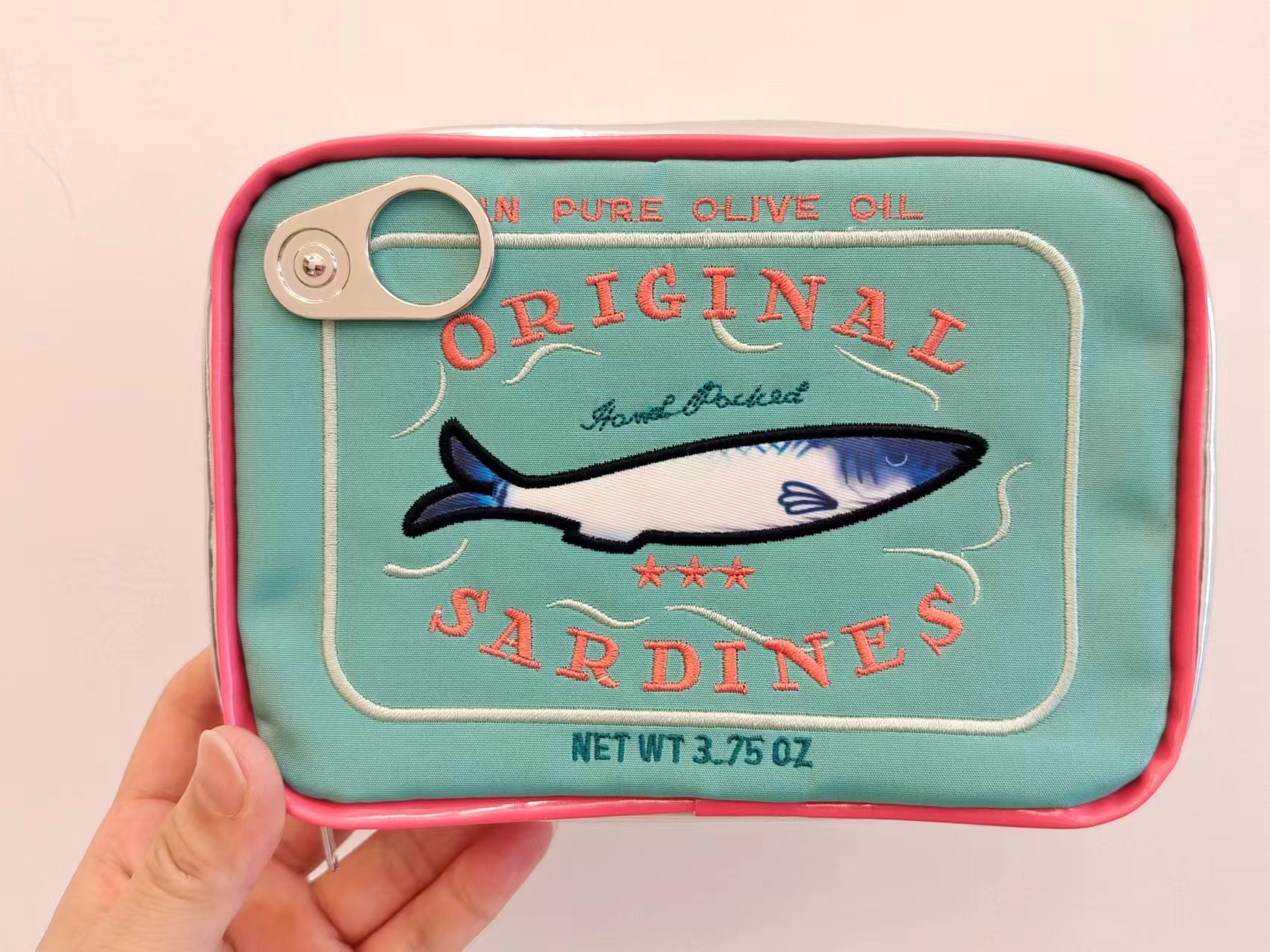 En stock de gran capacidad Linda sardina puede formar bolsa de almacenamiento bolsa de cosméticos creativo gato pescado puede bolsa de cosméticos