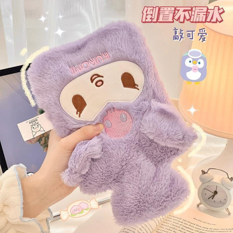 サンリオクロミ湯たんぽ注水女子学生かわいいアニメ冬の温敷はお腹を温める湯たんぽを持っている|undefined