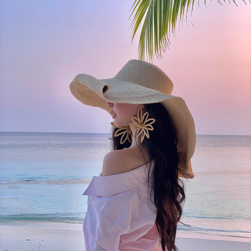 Big beach straw hat solar-powered