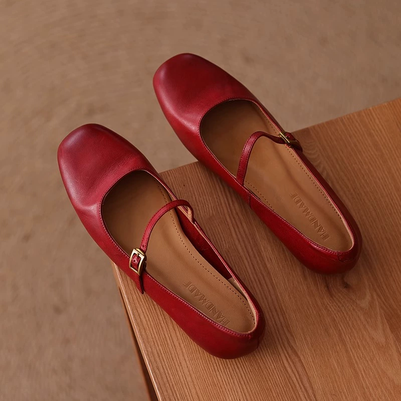 Французская мягкая овечья красная обувь Мэри Джейн 2025 весна и осень новая кожаная темпераментная одиночная обувь женская пряжка плоская подошв