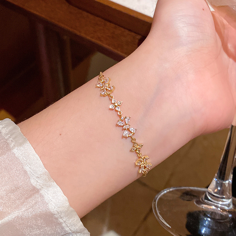 韓国の新しい真珠のブレスレットの小衆は高級感の精巧なジルコンの愛の手の串の気質の蝶結びのブレスレットを合わせます。