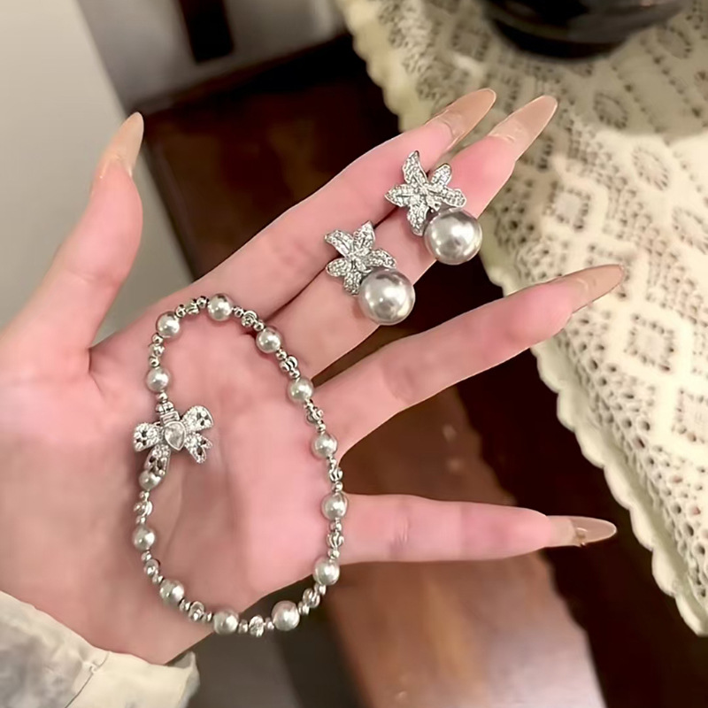 retro fashionable bracelet with zircon with bow pearl