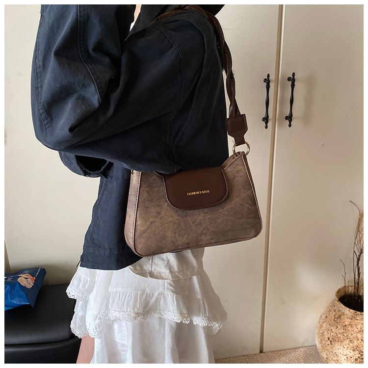 This year, new fashionable and trendy women's bags, casual crossbody underarm bags, commuting single-shoulder women's bags, and small square bags are in vogue undefined