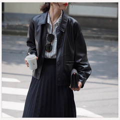 「白い絵の仕事の間」フランスのレトロな黒い革の服の女性のゆったりした短い小さい小さい小さい小さい小さい革のジャケットの女性