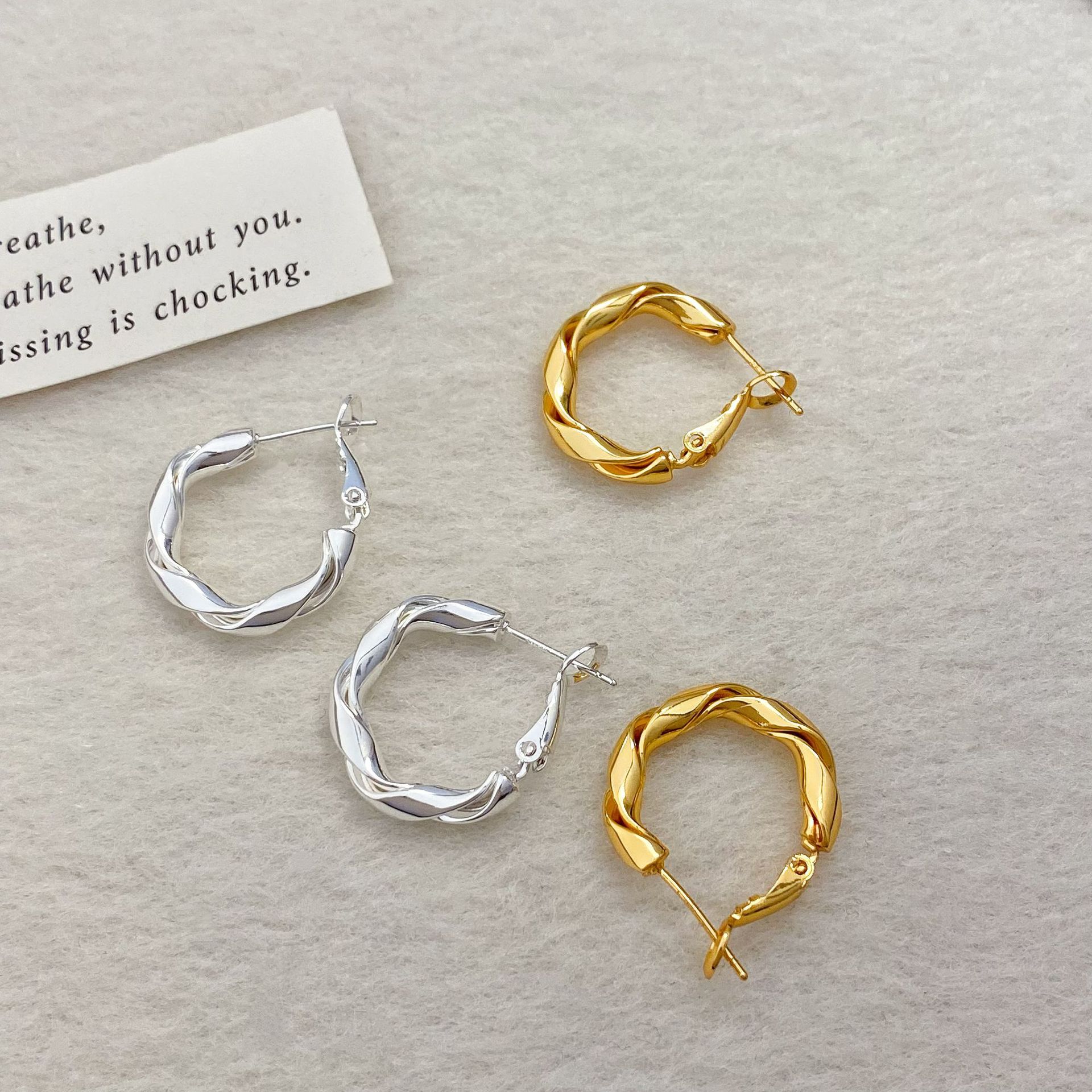 Copper Gold-Plated Korean and Japanese Style Mobius Twist Hoop Earrings for Women, New Niche Fashion Earrings with a Unique Temperament