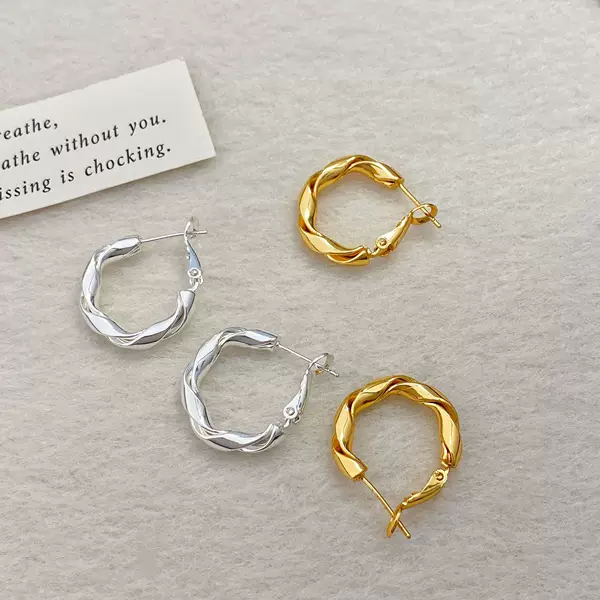 Copper Gold-Plated Korean and Japanese Style Mobius Twist Hoop Earrings for Women, New Niche Fashion Earrings with a Unique Temperament
