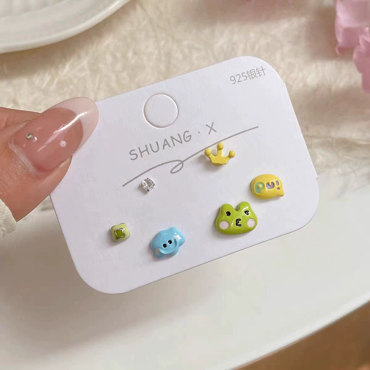 Fresh cute small universal earrings, simple and elegant design