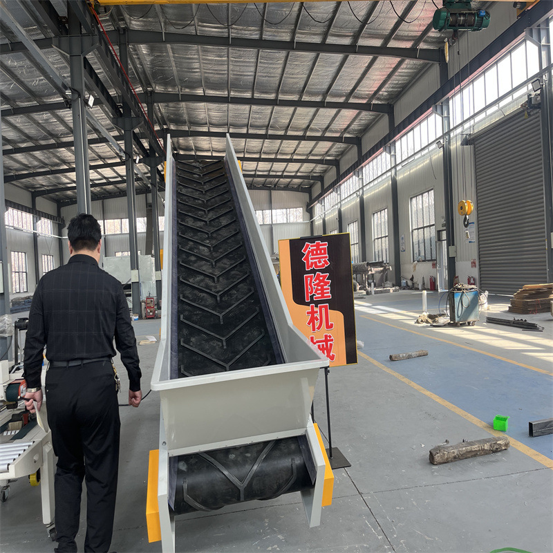 黑色橡胶皮带提升机石子污泥运输机传送带耐磨料斗式皮带爬坡机