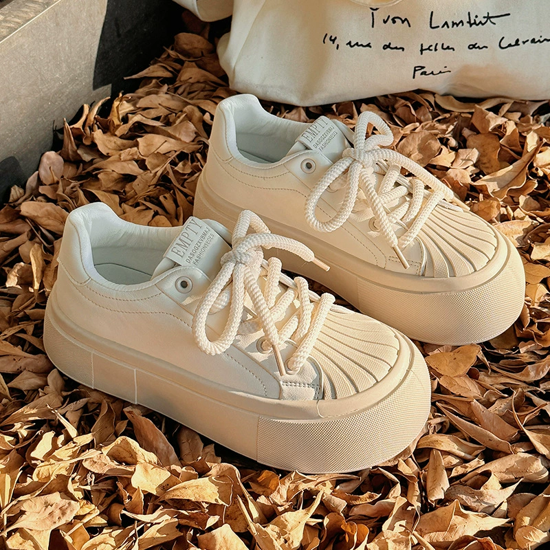 Высокое значение белого цвета женские 2024 новые поршневые холстовые туфли с толстой подошвной ракушкой износостойкие повседневные кроссовки кроссовки