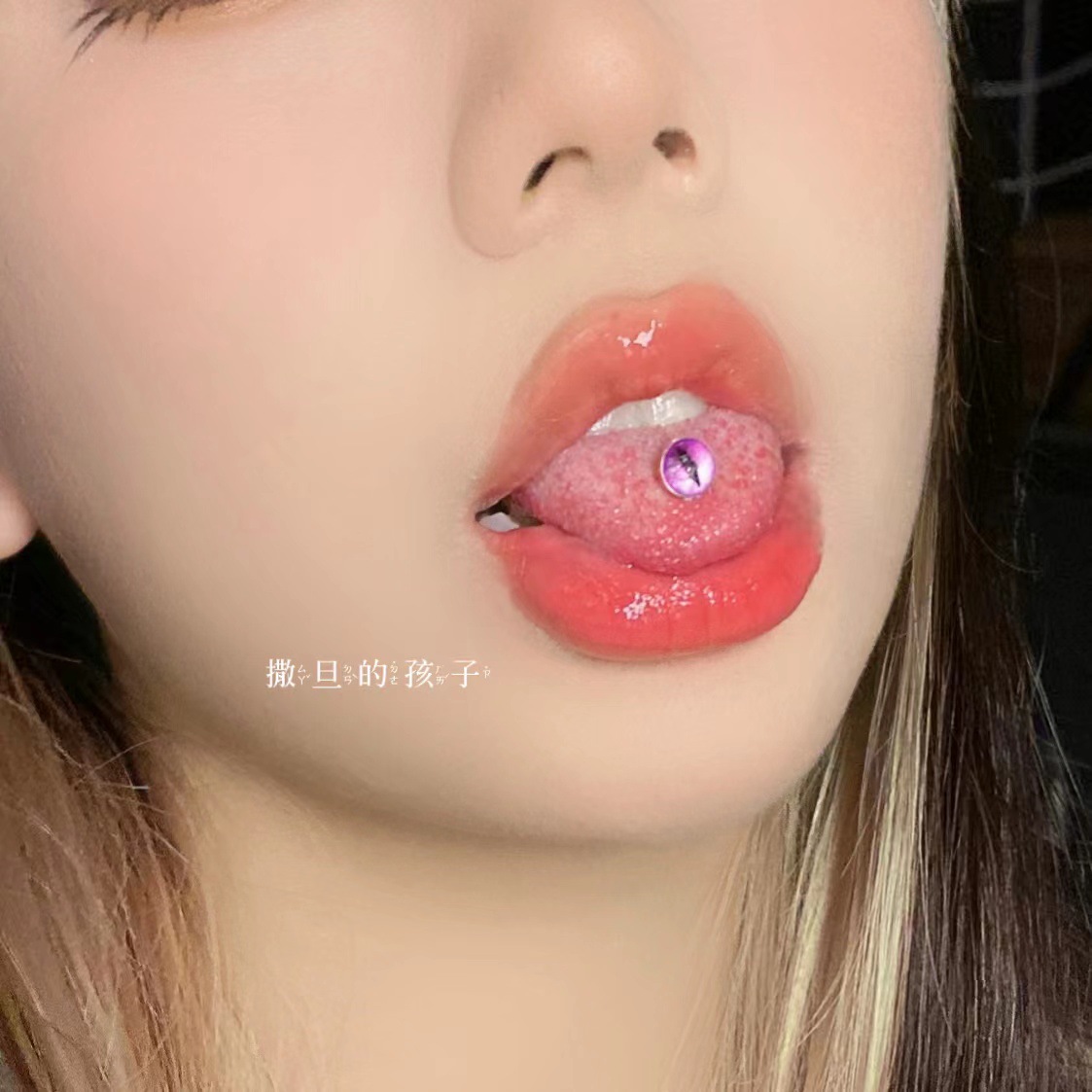Silver pointed spike labret stud material detail