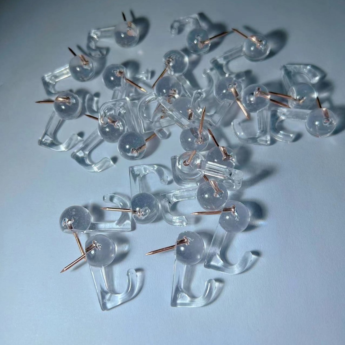 Suministro directo de fábrica de ganchos de plástico de oro rosa transparente, clavijas, clavijas, tableros de mensajes, clavijas de pared de fotos