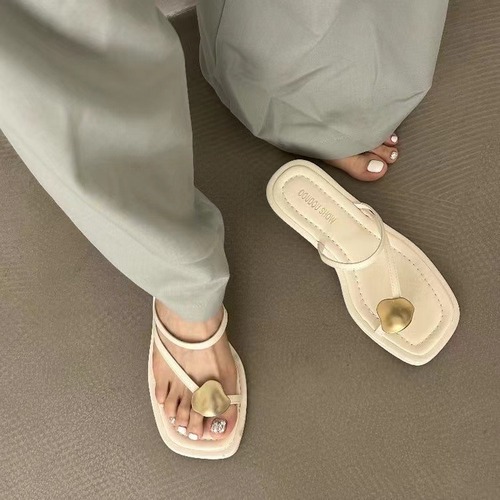Niche Fashion Fairy-Style Open-Toe Slippers for Outdoor Wear — Summer Flat-Heeled Flip-Flops with Clip-toe Design, Women's Style