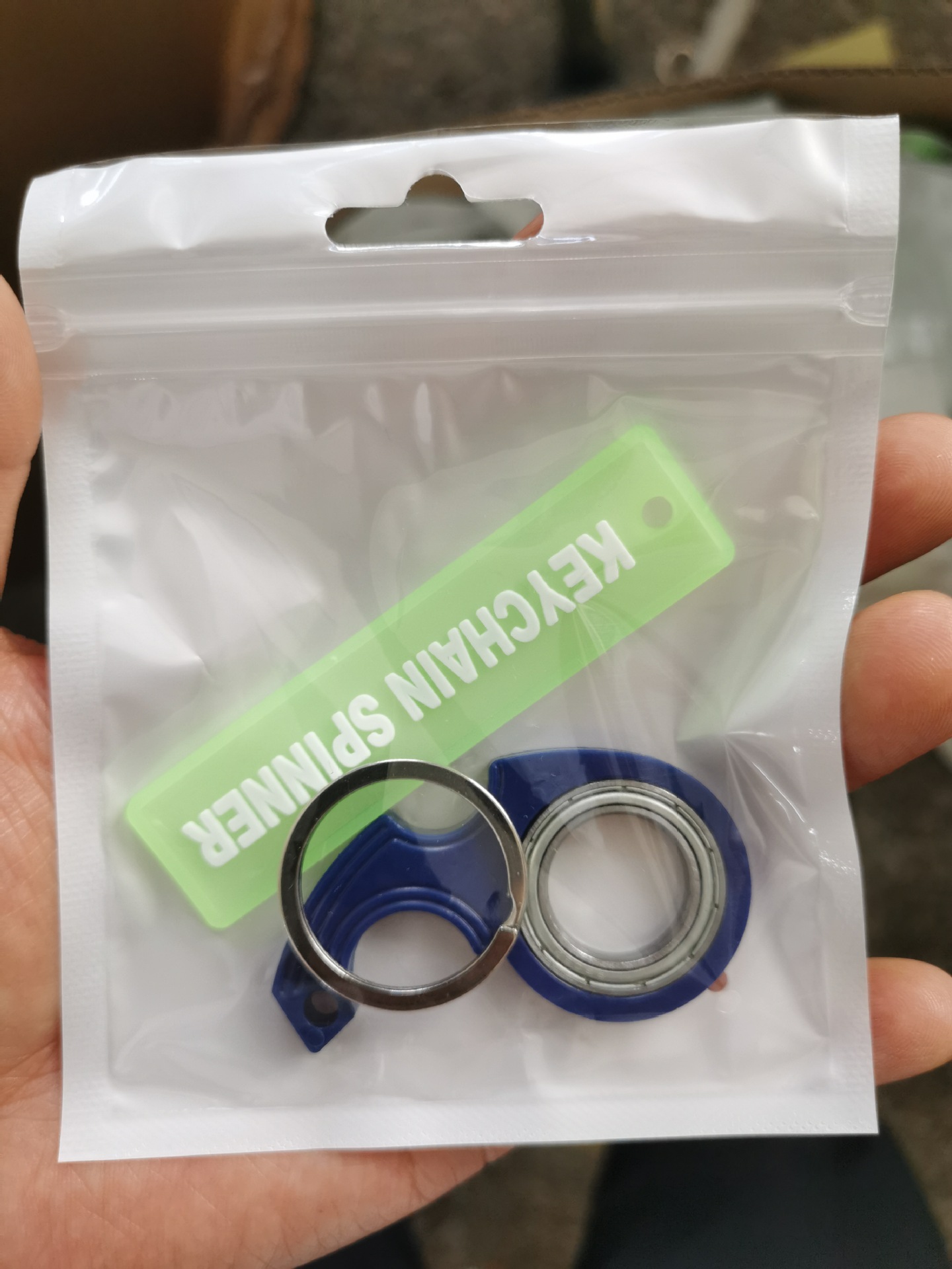 빛나는 스트립이있는 블루 키 체인