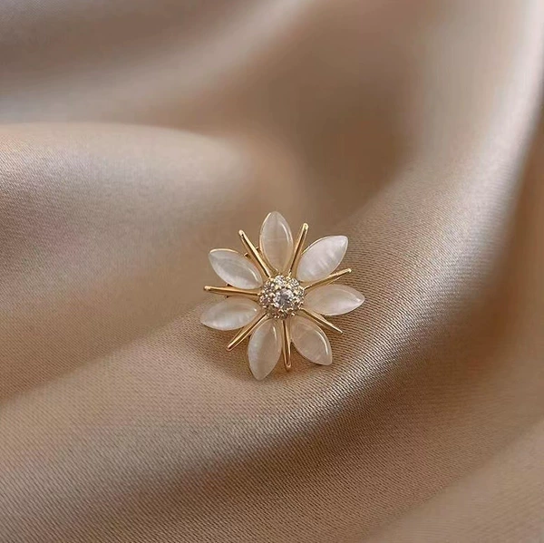 Brooch, cat's eye