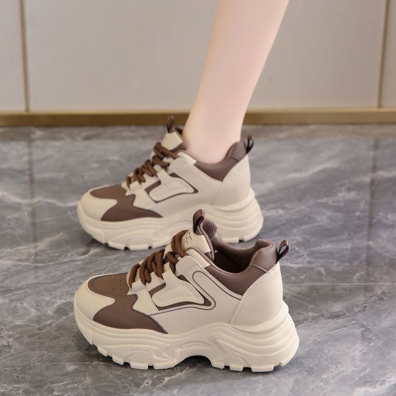 Zapatos de papá para mujeres 2026 nuevo estilo de primavera y otoño mostrando pies pequeños de fondo grueso elevados en línea calles fritas callejeras elevadas zapatillas deportivas casuales