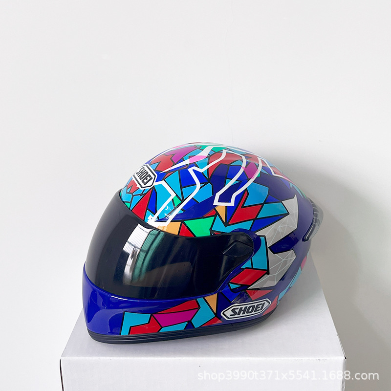 Motocicleta oso casco muñeca tensión oso gato afortunado motocicleta cola caja asiento trasero decoración modelo casco pequeño