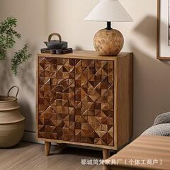 家庭用ソファーのそばに棚を収納しています。